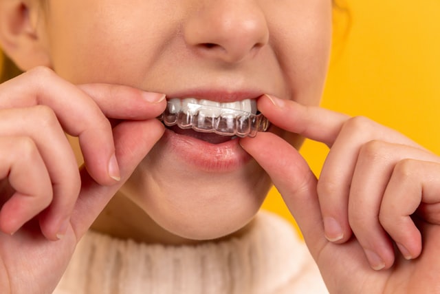 ¿Los ataches de Invisalign causan dolor?